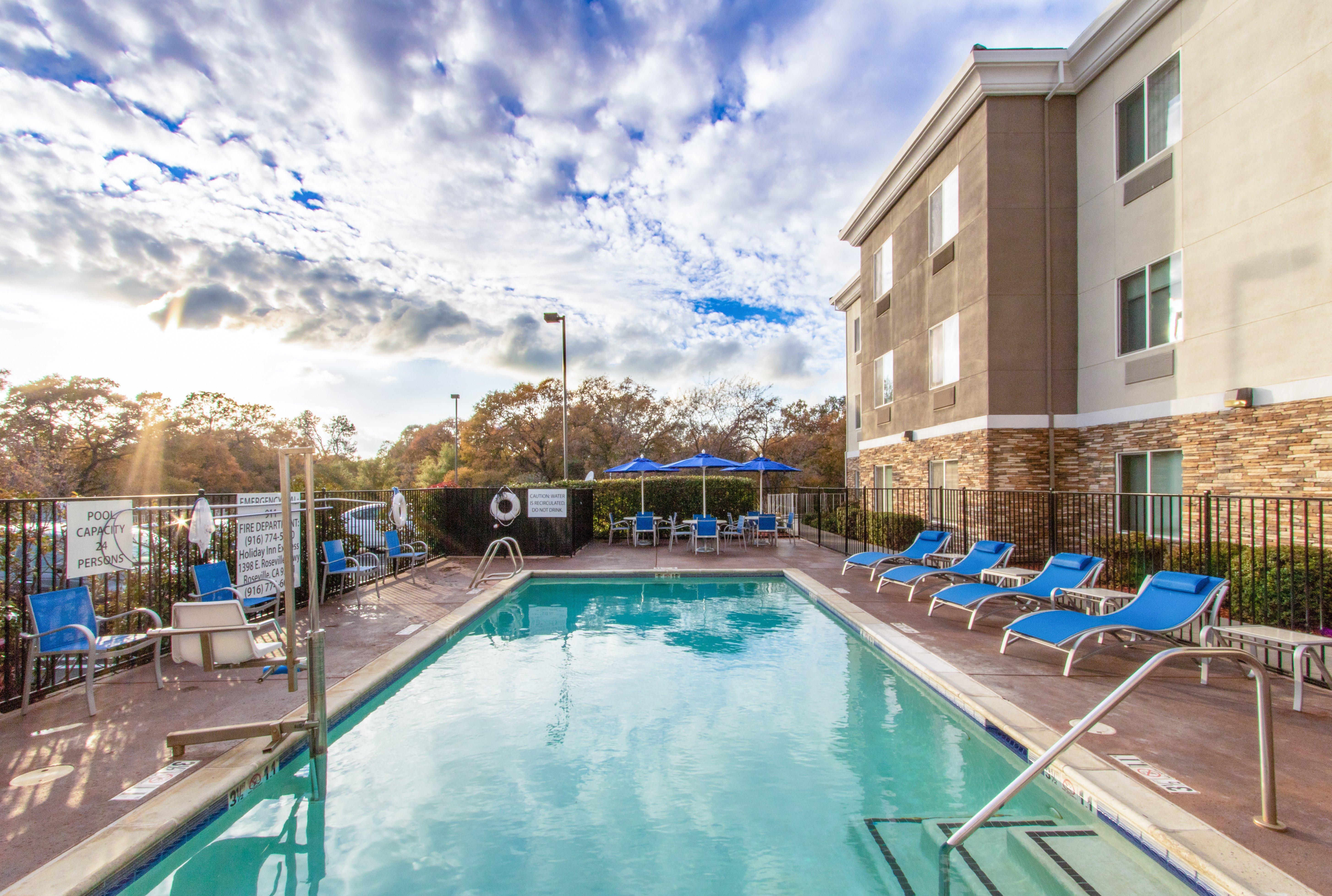 Holiday Inn Express Hotel & Suites Roseville - Galleria Area By Ihg Экстерьер фото